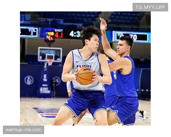 杨瀚森训练场上铁人，出了门立马变街头大叔？这反差也太让人笑喷了！